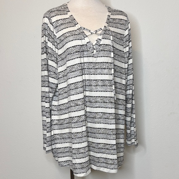 Lane Bryant size 22/24 Monochrome Striped V-Neck Sweater - Picture 1 of 8